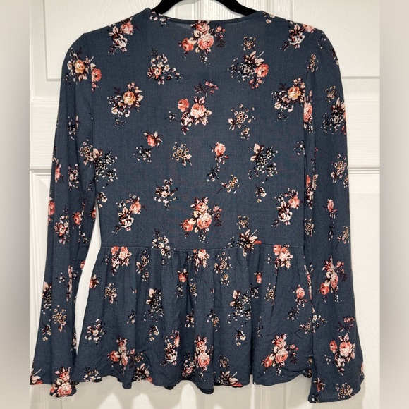 American Eagle 100% Viscose Floral Tie-Front Cutout Blouse Size M - Picture 3 of 9